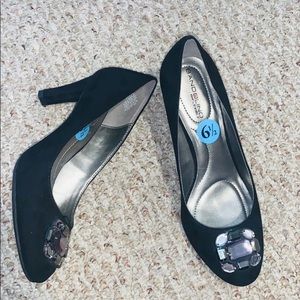 Bandolino Black Bejeweled Pump heel